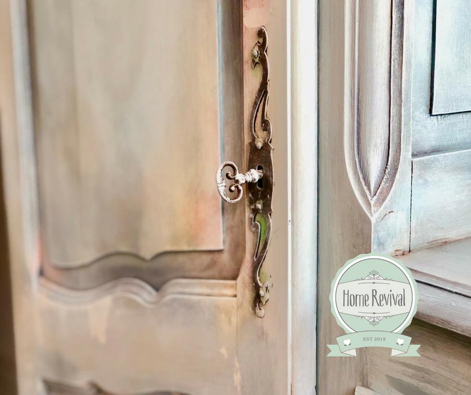 Blending colours with Fusion Mineral Paint close up of key hole and texture created with Fresco - Home Revival 